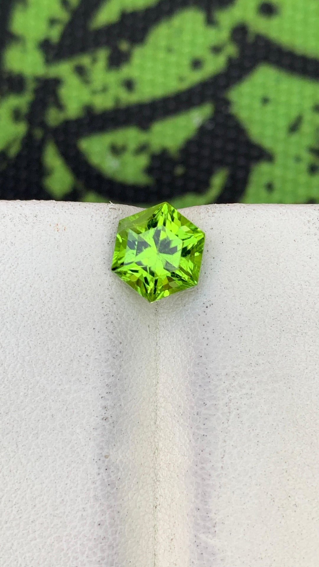 PERIDOT GEM 2.55 CTS
