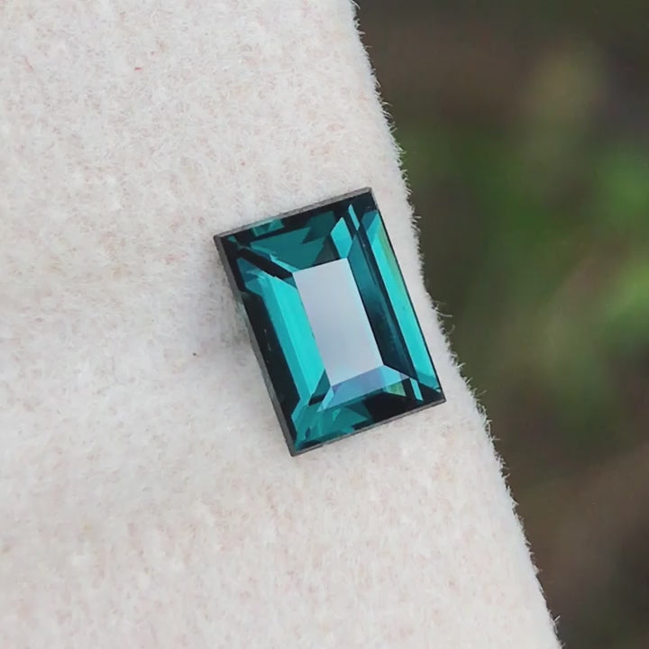 SPINEL RARE GREEN COLOR0.85 CTS